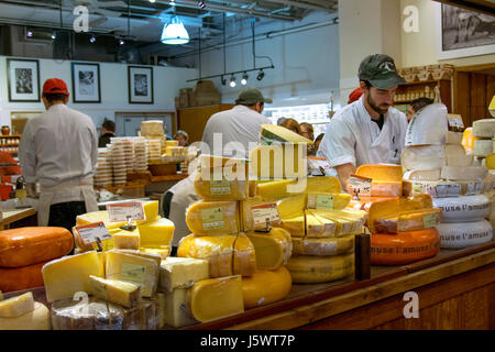 Renommierten Käse Shop mit Kalifornien und europäische Sorten von Käse auf dem Display zur Verkostung. Ferry Building Embarcadero San Francisco Kalifornien USA Stockfoto