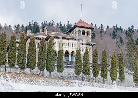 Der Cantacuzino-Palast (Palatul Cantacuzino) aus Busteni, Rumänien, Winterzeit mit Schnee und Eis. Stockfoto