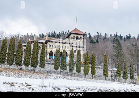 Der Cantacuzino-Palast (Palatul Cantacuzino) aus Busteni, Rumänien, Winterzeit mit Schnee und Eis. Stockfoto