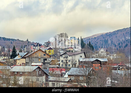 Rumänische Bergstadt mit bunten Häusern, Hotels und Pensionen, Pinienwald. Stockfoto