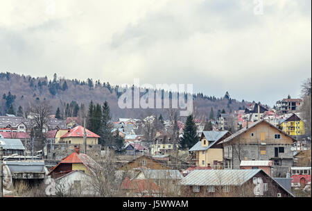 Rumänische Bergstadt mit bunten Häusern, Hotels und Pensionen, Pinienwald. Stockfoto