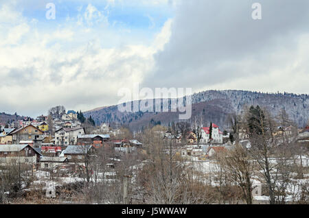 Rumänische Bergstadt mit bunten Häusern, Hotels und Pensionen, Pinienwald. Stockfoto