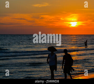 Den Sonnenuntergang mit der Silhouette des Menschen am Strand. Dies ist in Indian Rocks Beach, Golf von Mexiko, Florida Stockfoto