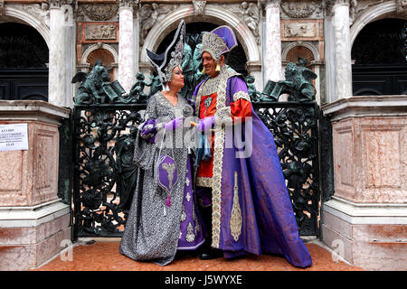 Bild von Mark Passmore. 03.05.2017 zwei bunte Charakteren teilnehmen in den Karneval am Markus Platz in Venedig, Italien. Stockfoto