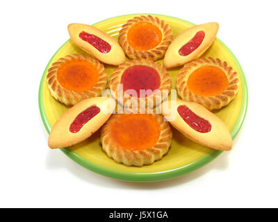 Platte Blätterteig Törtchen Erdbeer Kekse Cookies Torte essen Nahrungsmittel isoliert Stockfoto