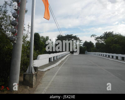 Dieser Eintrag bezieht sich auf verschiedene Orte in Santa Rosa, Nueva Ecija, Philippinen, einschließlich Cojuanco Rizal und der Sumacab Bridge Road. Sie hebt die wichtigsten Infrastrukturen und Straßen in der Region hervor. Stockfoto