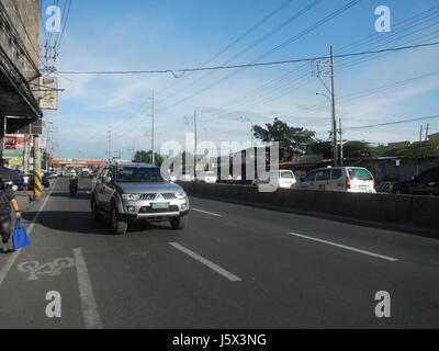 Dieses Bild zeigt eine Fußgängerbrücke entlang der Ortigas Avenue Extension in Pasig City in der Nähe von Rosario und Santa Lucia. Er unterstreicht die Bedeutung der Fußgängerinfrastruktur in städtischen Gebieten für die Sicherheit und Zugänglichkeit. Stockfoto