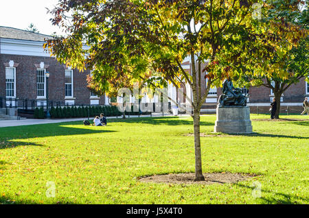 Charlottesville, USA - 20. Oktober 2013: Herbst auf Rasen der University of Virginia mit Old Cabell Hall, Homer Statue und Studenten sitzen auf Rasen Stockfoto