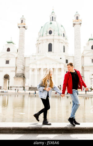 Junges Paar gehen Hand in Hand um Wien, Österreich Stockfoto