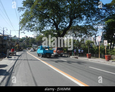 Dieser Standort in Makati City, Philippinen, umfasst den Pasig River Park und die Viertel Cembo und West Rembo. Die J.P. Rizal Street dient als Hauptverkehrsstraße in diesem Stadtgebiet. Stockfoto