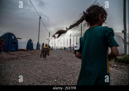 Durch Kämpfe in Mosul vertrieben die Kinder spielen im Khazir Flüchtlingslager in Kurdistan-Irak. Stockfoto