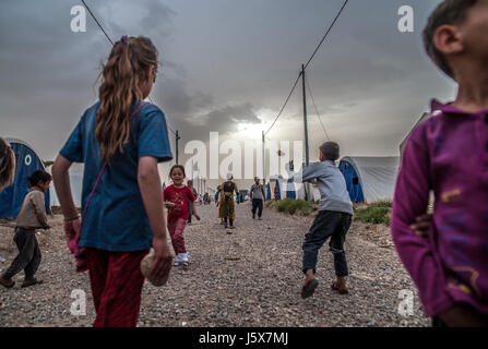 Durch Kämpfe in Mosul vertrieben die Kinder spielen im Khazir Flüchtlingslager in Kurdistan-Irak. Stockfoto
