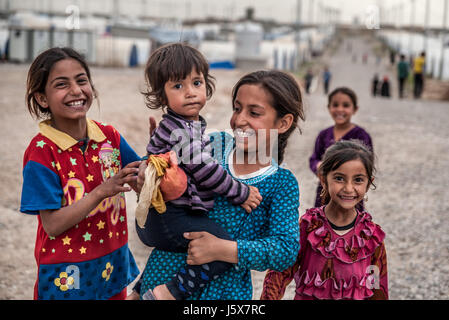 Durch Kämpfe in Mosul vertrieben die Kinder spielen im Khazir Flüchtlingslager in Kurdistan-Irak. Stockfoto