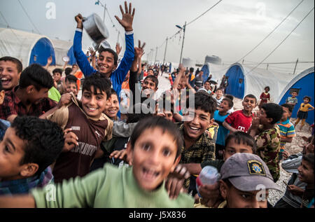 Durch Kämpfe in Mosul vertrieben die Kinder spielen im Khazir Flüchtlingslager in Kurdistan-Irak. Stockfoto