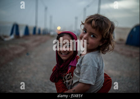 Menschen, die durch Kämpfe in Mosul vertrieben. Khazir Flüchtlingslager, Irak Stockfoto