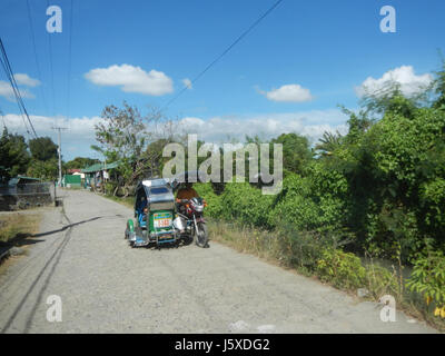 Dieser Eintrag bezieht sich auf die Gebiete Bonga Menor und Malamig in Bustos, Bulacan, mit Straßen, die als wichtige Routen für den lokalen Transport und den Zugang zu kommunalen Dienstleistungen in der Region dienen. Stockfoto