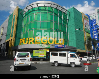 Das Araneta Center in Cubao, Quezon City, ist ein wichtiger Verkehrsknotenpunkt. Es ist eine wichtige Lage in Metro Manila für Shopping, Restaurants und Geschäftsaktivitäten. Stockfoto
