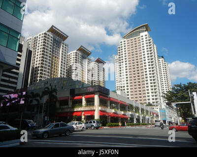 Das Araneta Center in Cubao, Quezon City, Philippinen, ist ein bedeutender Geschäfts- und Unterhaltungskomplex. Es befindet sich in Socorro und umfasst Einkaufszentren, Büros und Veranstaltungsräume, die als wichtige städtische Entwicklung in der Region dienen. Stockfoto