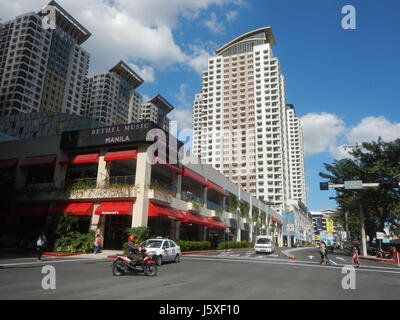 Das Araneta Center in Cubao, Quezon City, ist ein bedeutendes Handels- und Kulturzentrum in Metro Manila. Bekannt für seine großen Einkaufsmöglichkeiten, Unterhaltungsangebote und Geschäftsaktivitäten, ist es ein zentrales Wahrzeichen der Stadt. Stockfoto