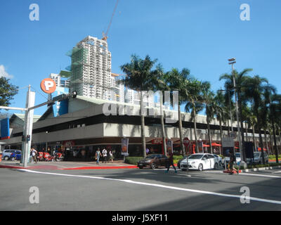 Das Araneta Center ist ein Geschäfts- und Unterhaltungszentrum in Cubao, Quezon City, Philippinen. Es ist bekannt für seine Einkaufszentren, Bürogebäude und das Araneta Coliseum, ein wichtiger Veranstaltungsort für Veranstaltungen und Konzerte im Land. Stockfoto