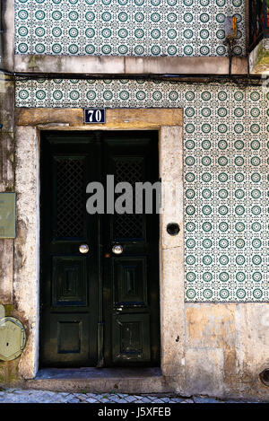 Lissabon-Haus mit Azulejo (keramische Fliesen), Nummer 70, und schwarze Eingangstür, Bairro Alto, Lissabon, Portugal Stockfoto