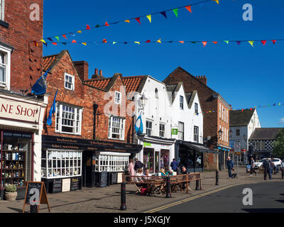 Die älteste Apotheke und Lavendel Tee Zimmer auf dem Markt in Knaresborough North Yorkshire England Stockfoto