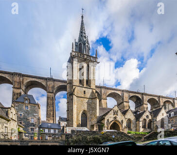 Frankreich, Bretagne, Finistére Abteilung, Morlaix, Blick auf Saint-Mélaine Kirche und dem Viadukt von Morlaix Stockfoto