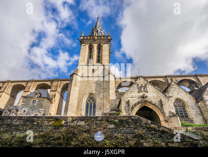 Frankreich, Bretagne, Finistére Abteilung, Morlaix, Blick auf Saint-Mélaine Kirche und dem Viadukt von Morlaix Stockfoto