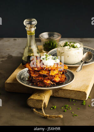 Hash-gebräunte Kartoffeln mit Kürbis und Schnittlauch-Quark Stockfoto