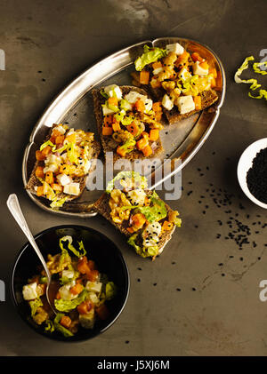 Roggen-Crostini mit Kürbis Stockfoto