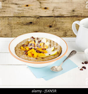 Haselnuss-Porridge mit Aprikose und Birne Stockfoto