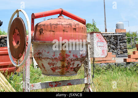 Alte rostige Betonmischer auf Baustelle Stockfoto