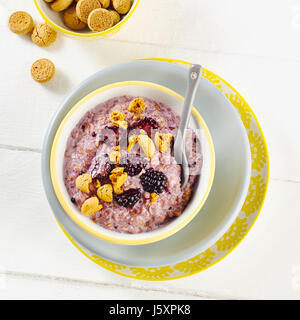 Dinkel-Porridge mit Brombeeren Stockfoto