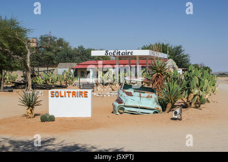 Old Timer Autowrack in eine Wüstenlandschaft in Solitaire, Namibia Stockfoto