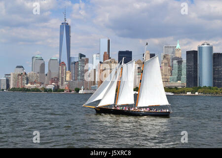 Segelboot in New York City an einem sonnigen Tag Stockfoto