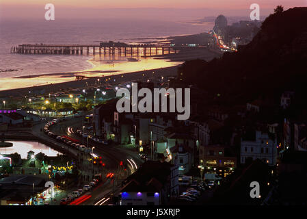 Hastings, East Sussex an der Südküste Englands in der Dämmerung Stockfoto