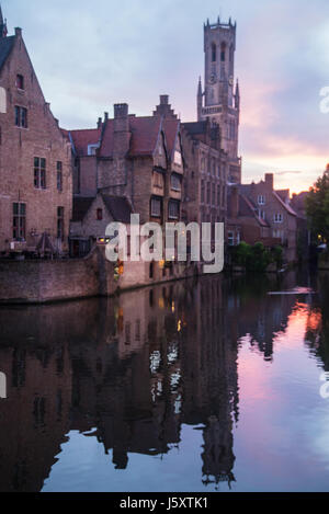 Brügge (Brygge) Haus Reflexion auf den Kanälen bei Sonnenuntergang, in Belgien. Stockfoto
