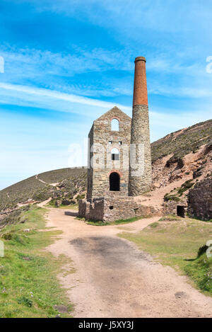 Kapelle PORTH, CORNWALL, UK - 24. April 2017: The Towanroath Maschinenhaus bei Wheal Coates ist neben der South West Coastal Wanderweg gelegen. Stockfoto