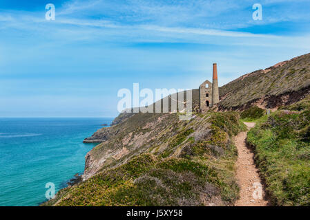 Kapelle PORTH, CORNWALL, UK - 24. April 2017: The Towanroath Maschinenhaus bei Wheal Coates ist neben der South West Coastal Wanderweg gelegen. Stockfoto