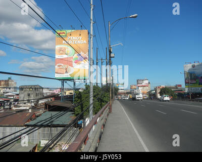 Dieser Eintrag bezieht sich auf die geografischen Standorte der Ortigas Avenue und der Rosario Bridge in Pasig City, Metro Manila, Philippinen. Sie erwähnt auch den Marikina River, eine wichtige Wasserstraße in der Gegend, und die Circumferential Road, die mehrere Bezirke verbindet. Stockfoto