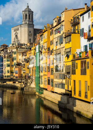 Fällen de l'Onyar, die Häuser am Fluss Onyar und die Kathedrale von Girona im Hintergrund, Girona, Spanien. Stockfoto