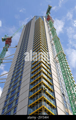 Die neue Realstar Living Appartementhaus im Bau in Kennington, Südlondon. Zeigt Abseilenden arbeiten auf der Balkon-Außenbereich. Stockfoto