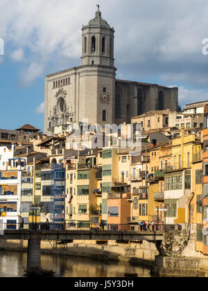 Fällen de l'Onyar, die Häuser am Fluss Onyar und die Kathedrale von Girona im Hintergrund, Girona, Spanien. Stockfoto