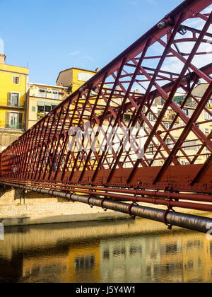 Pont de Les Peixateries Velles oder Eiffel Brücke, eine Fußgängerbrücke über den Fluss Onyar, Girona, Spanien. Stockfoto