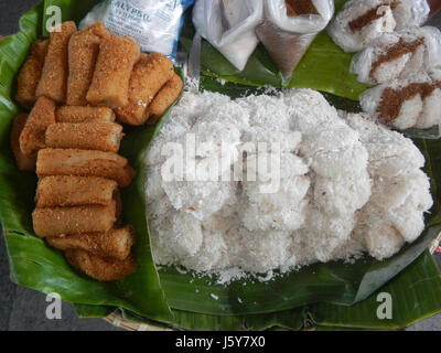 Dieses Bild oder Display zeigt verschiedene zum Verkauf stehende Lebensmittel, insbesondere Reiskuchen. Diese traditionellen Speisen werden häufig auf Märkten oder Festivals vorgestellt, die das kulinarische Erbe der Region widerspiegeln. Stockfoto
