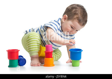 Baby spielt mit Spielzeug auf weißem Hintergrund Stockfoto