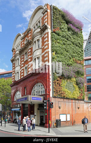 Eingang zur u-Bahnstation im Londoner Elephant and Castle. Zeigt die neue lebendige Mauer an der Seite das alte viktorianische Bahnhofsgebäude Stockfoto