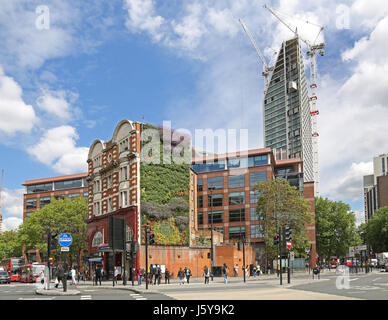 Eingang zur u-Bahnstation im Londoner Elephant and Castle. Zeigt die neue lebendige Mauer an der Seite das alte viktorianische Bahnhofsgebäude Stockfoto