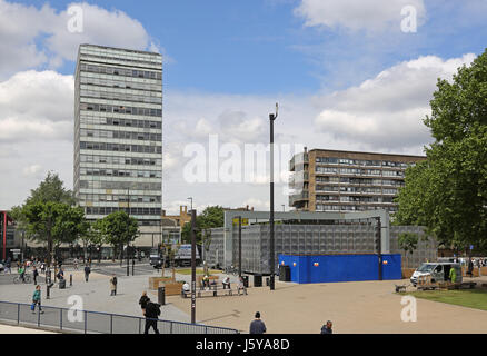 Der neu geschaffene Fußgängerzone im Zentrum des Londoner Elephant &amp; Castle Junction. Zeigt den silbernen Michael Faraday Memorial und Hochhäusern. Stockfoto