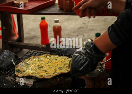 Dalat Lebensmittel-Mix mit Ei, Zwiebeln, Sauce, Snack und Grill in Brand Stockfoto